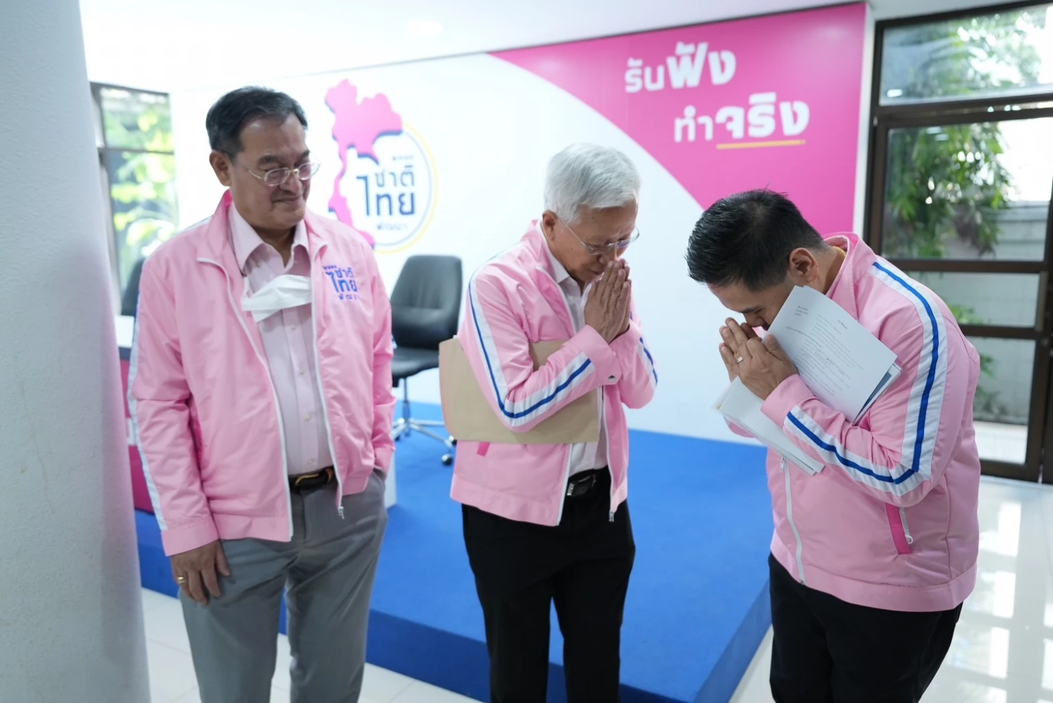 นายกนก วงษ์ตระหง่าน สมัครสมาชิกพรรคชาติไทยพัฒนา