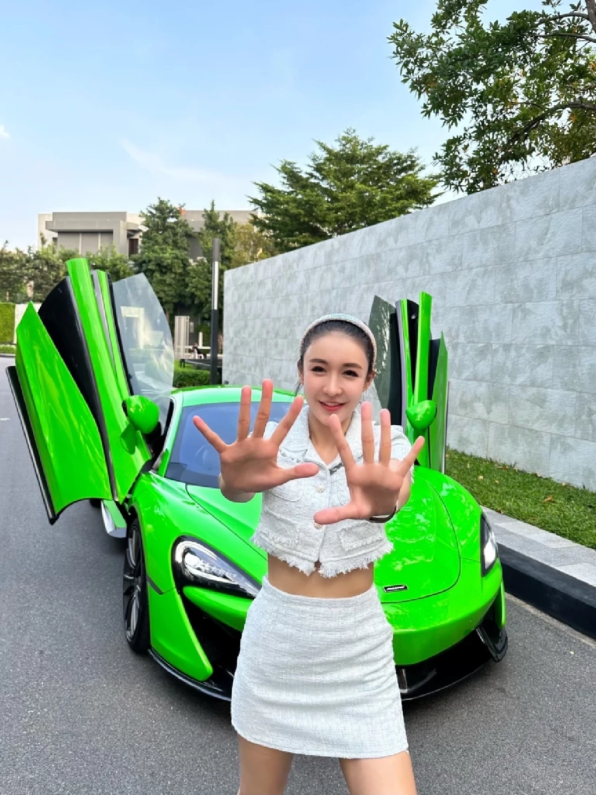 เปิดวาร์ปว่าที่เน็ตไอดอลคนใหม่ "น้องพลอย ซุปเปอร์คาร์เลดี้" สวย รวย ตัวท็อป