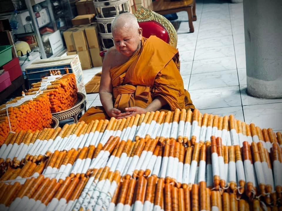 รวมวัดจัดกิจกรรม สวดมนต์ข้ามปี และ จุดเทียนเสริมดวงชะตา