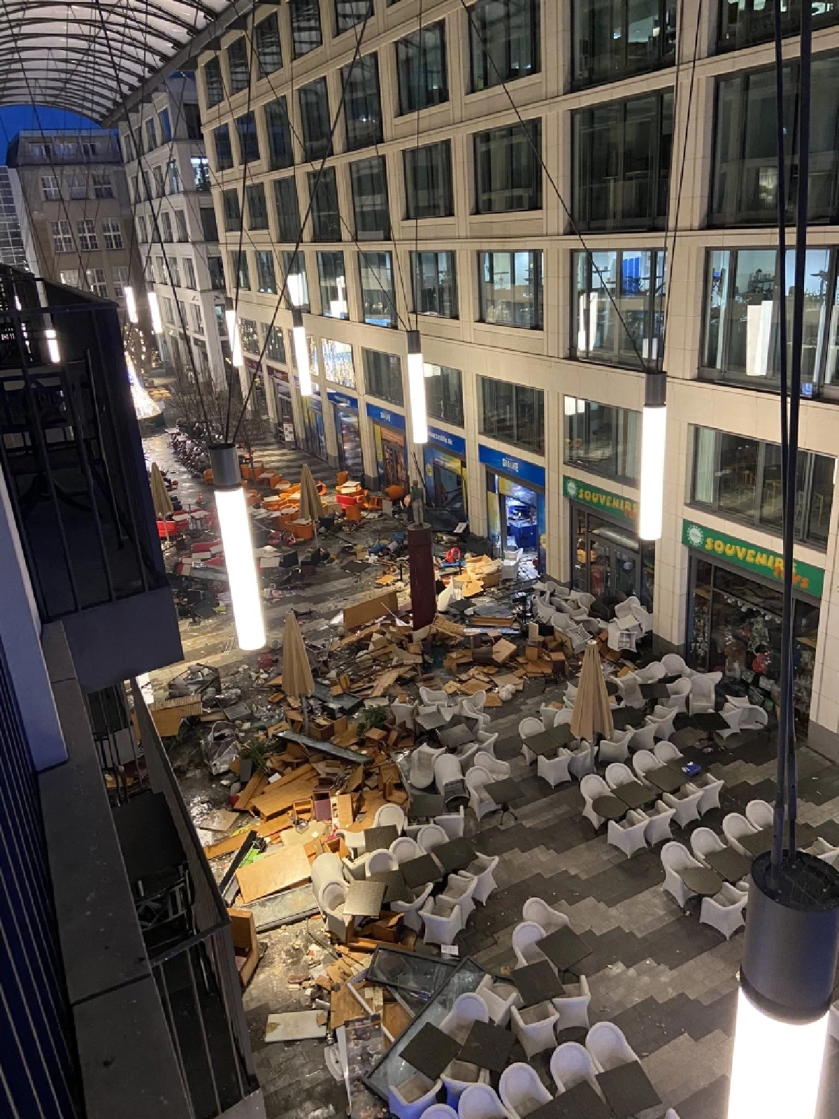 อควาเรียมยักษ์ในเบอร์ลิน ที่มีปลาสวยงาม 1,500 ตัวระเบิดแตกปริศนา 