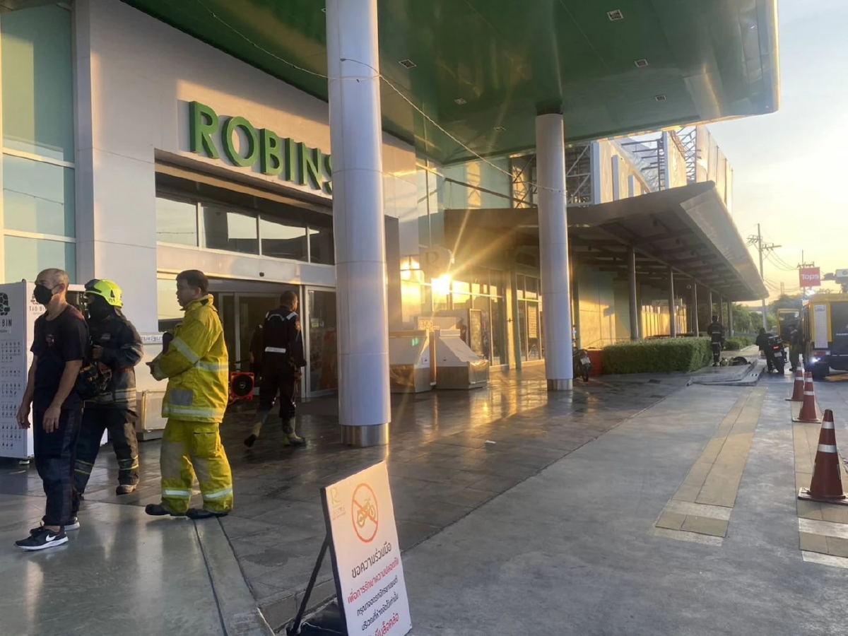 ระทึก ไฟไหม้ร้านไอศครีมสเวนเซ่นส์ ในโรบินสันศรีสมาน