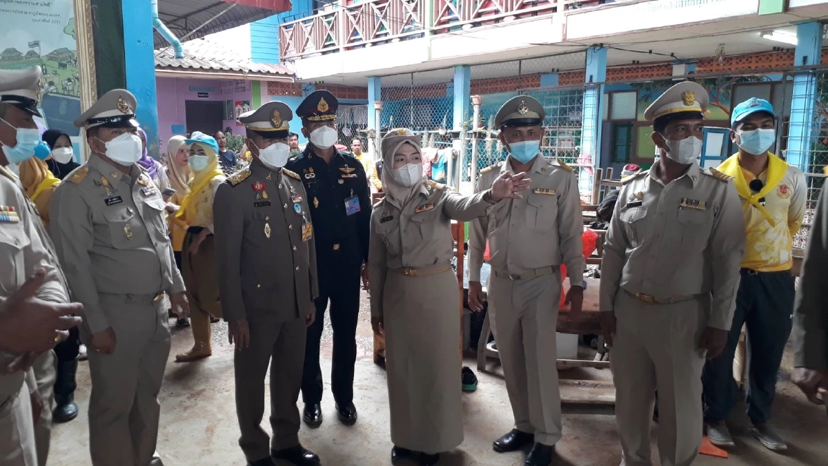 องคมนตรี เชิญถุงพระราชทาน และพระราชกระแสทรงห่วงใย ผู้ประสบอุทกภัย นราธิวาส