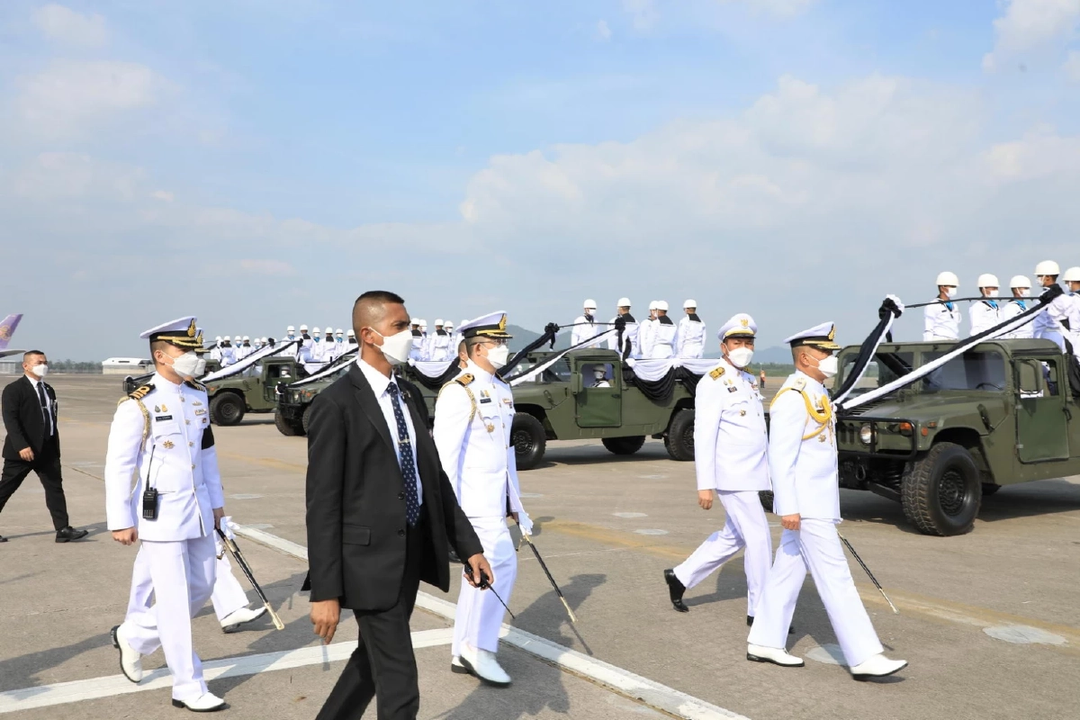 กองทัพเรือ ลำเลียง 6 กำลังพล "เรือหลวงสุโขทัย" ประกอบพิธีสมเกียรติทหารกล้า