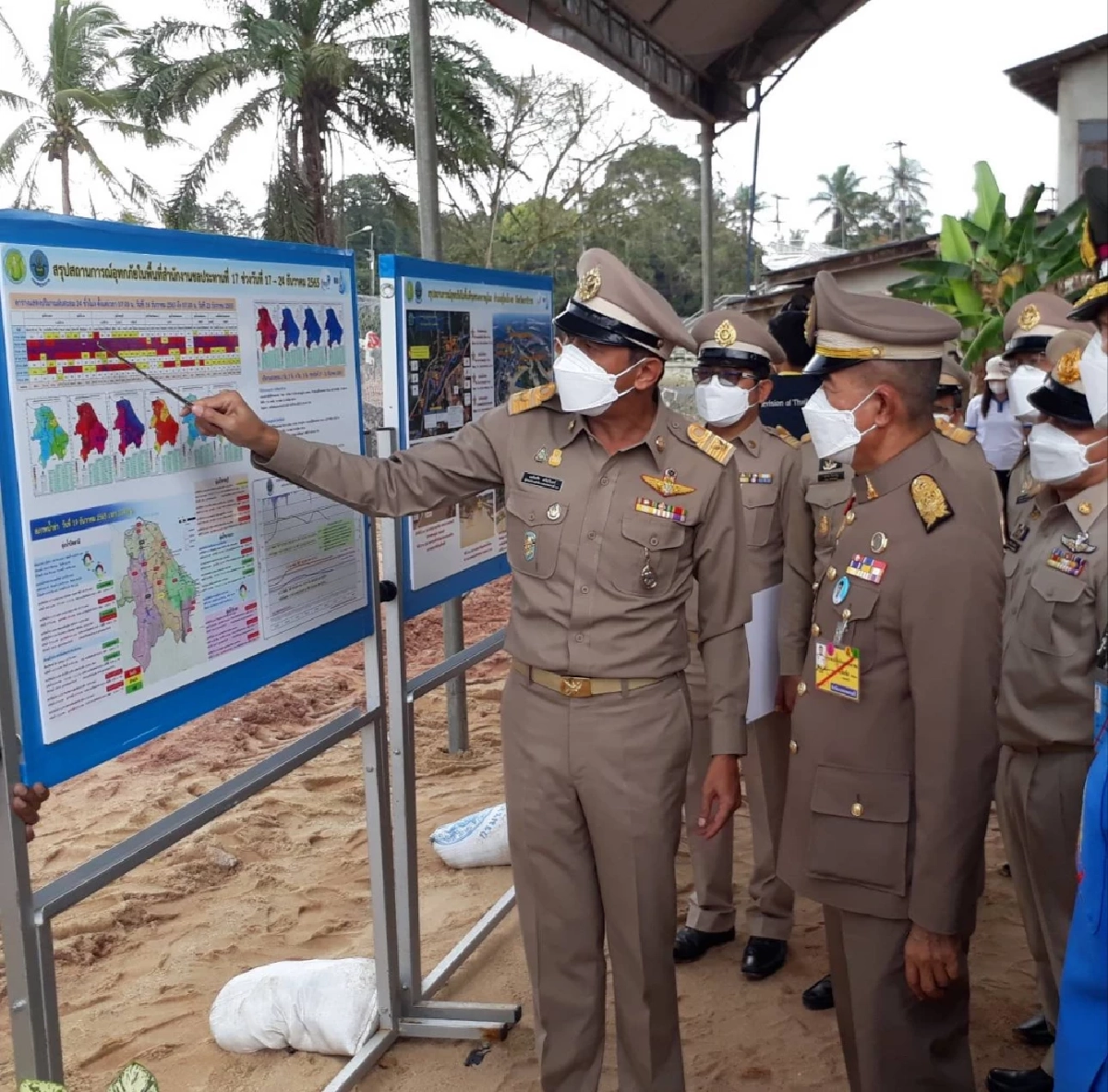 องคมนตรี เชิญถุงพระราชทาน และพระราชกระแสทรงห่วงใย ผู้ประสบอุทกภัย นราธิวาส