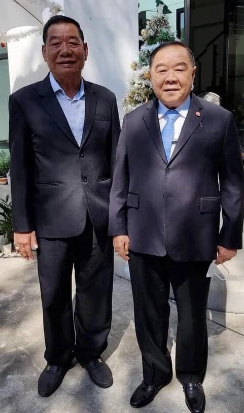   กำนันประนอม ซบอกลุงป้อม 