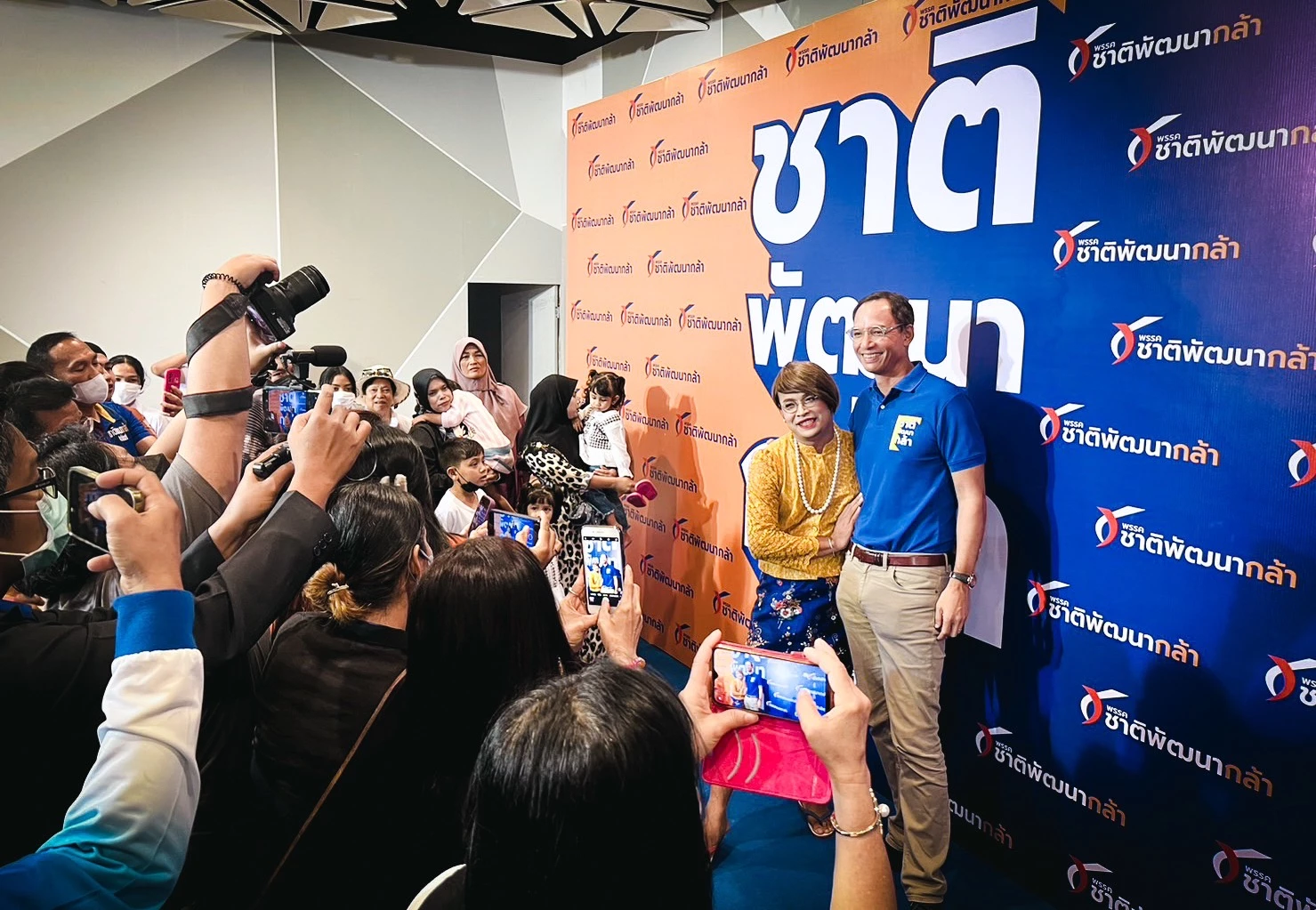 จูรี แหลงเลา และ นายกรณ์ จาติกวณิช หัวหน้าพรรคและผู้บริหารพรรคชาติพัฒนากล้า