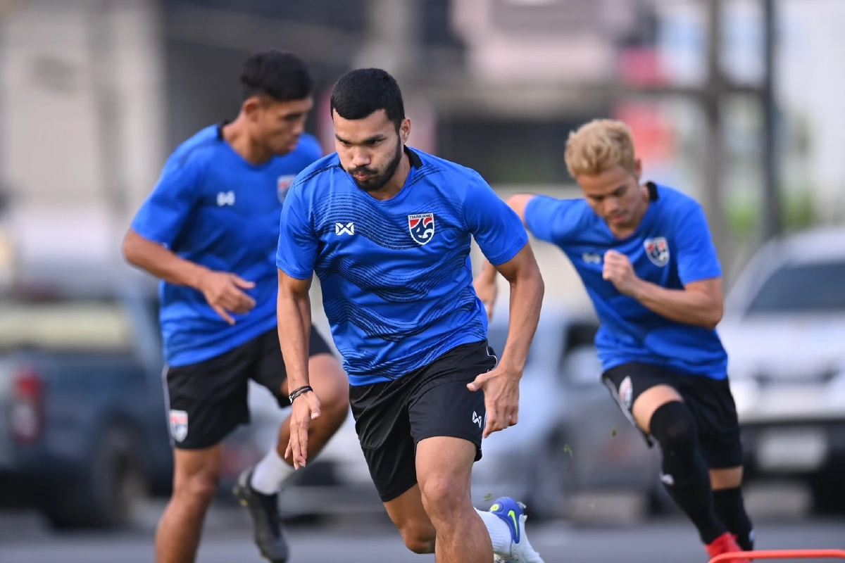  ฟุตบอลทีมชาติไทย ฝึกซ้อมที่สนาม ยามาโอกะ ฮานาซากะ อคาเดมี   ปทุมธานี  เพื่อเตรียมลงสนามนัดที่ 2  พบกับ ฟิลิปปินส์ ในฟุตบอลชิงแชมป์อาเซียน รอบแบ่งกลุ่ม กลุ่ม เอ นัดที่สอง แข่งขันวันจันทร์ที่ 26  ธันวาคม 