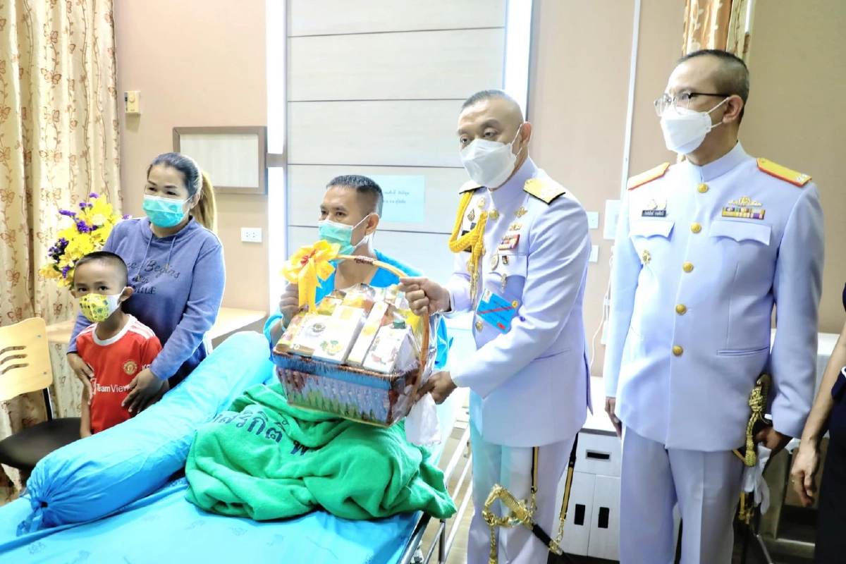 ในหลวง พระราชินี พระราชทานของเยี่ยม ผู้บาดเจ็บ เหตุ "เรือหลวงสุโขทัย" อับปาง