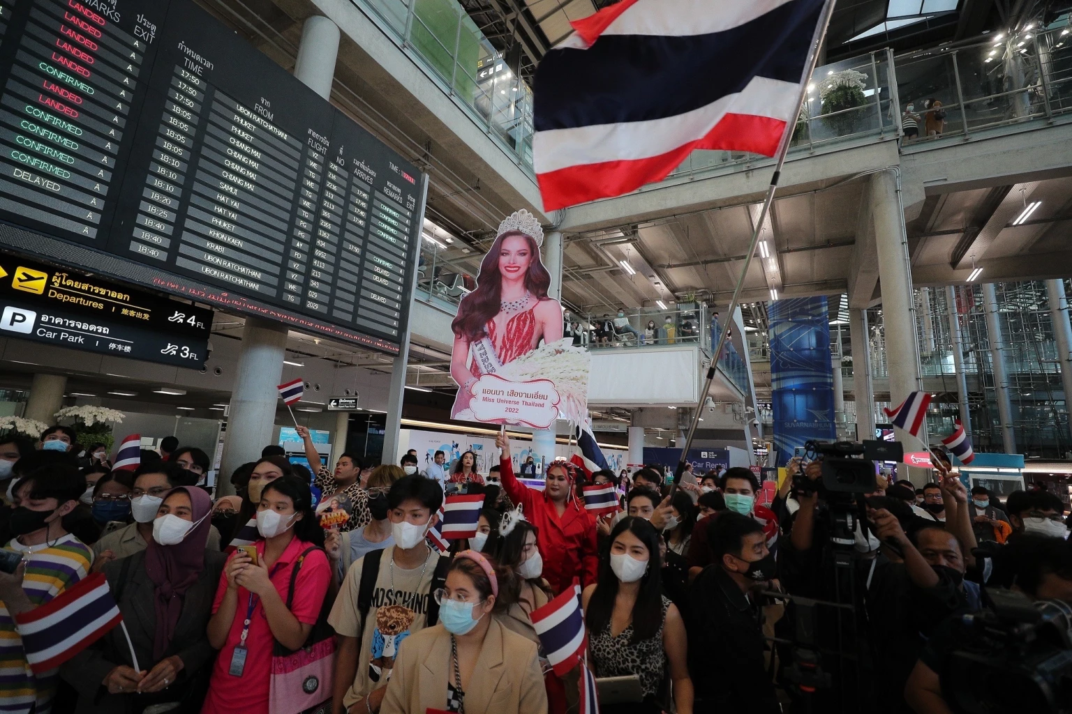 To send "Anna Tiger" Grab the crown of MISS UNIVERSE 2022, Bangkok employees dressed in full uniform to encourage 