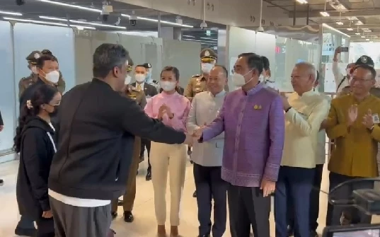 นายกรัฐมนตรีต้อนรับนักท่องเที่ยวเข้าไทยครบ 10 ล้านคน 