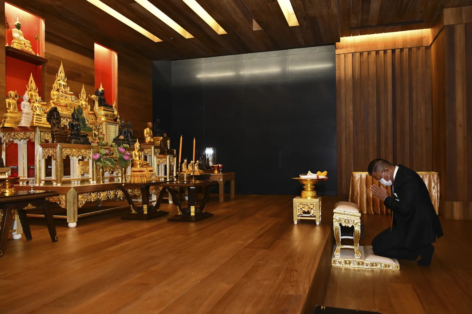 นายอนุพร อรุณรัตน์ สักการะสิ่งศักดิ์ก่อนทำหน้าที่ส.ว.ยครั้งแรก