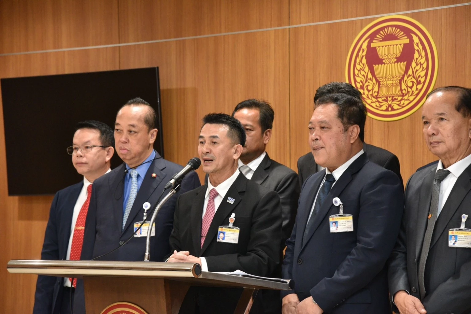 นายแพทย์ชลน่าน ศรีแก้ว