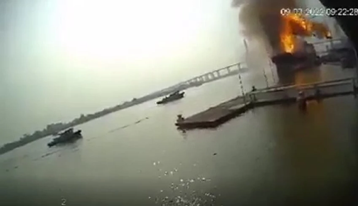 เรือ สมูธ ซี 2 เกิดระเบิดขึ้นขณะจอดอยู่ในท่าเทียบเรือย่านพระประแดง