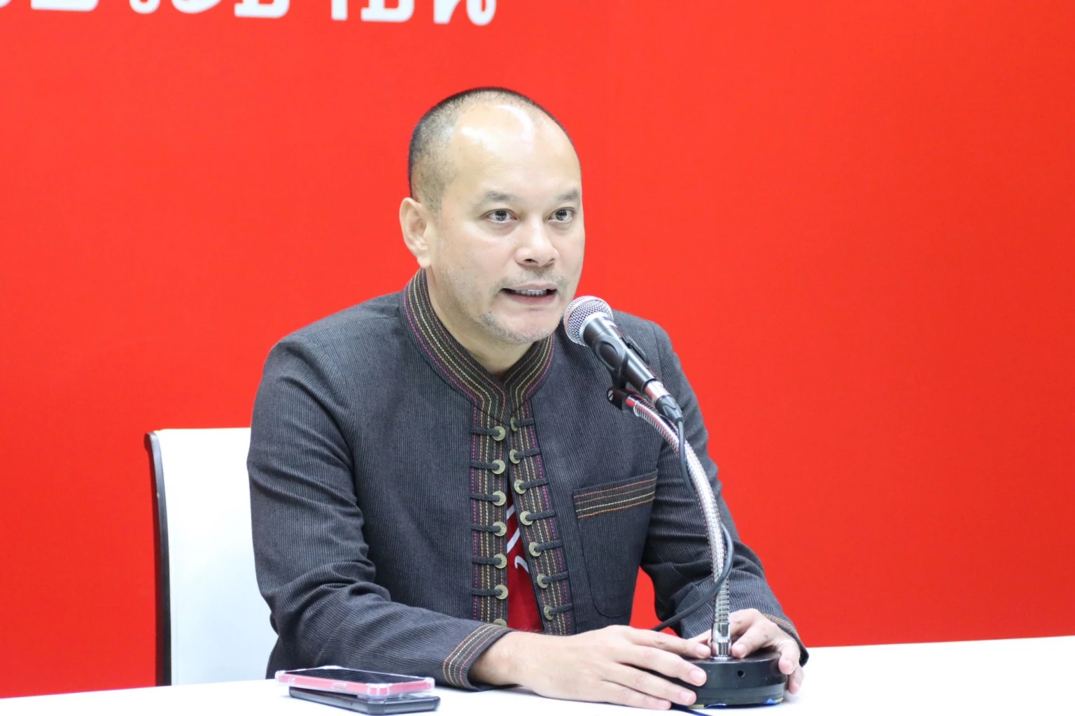 นายณัฐวุฒิ  ใสยเกื้อ