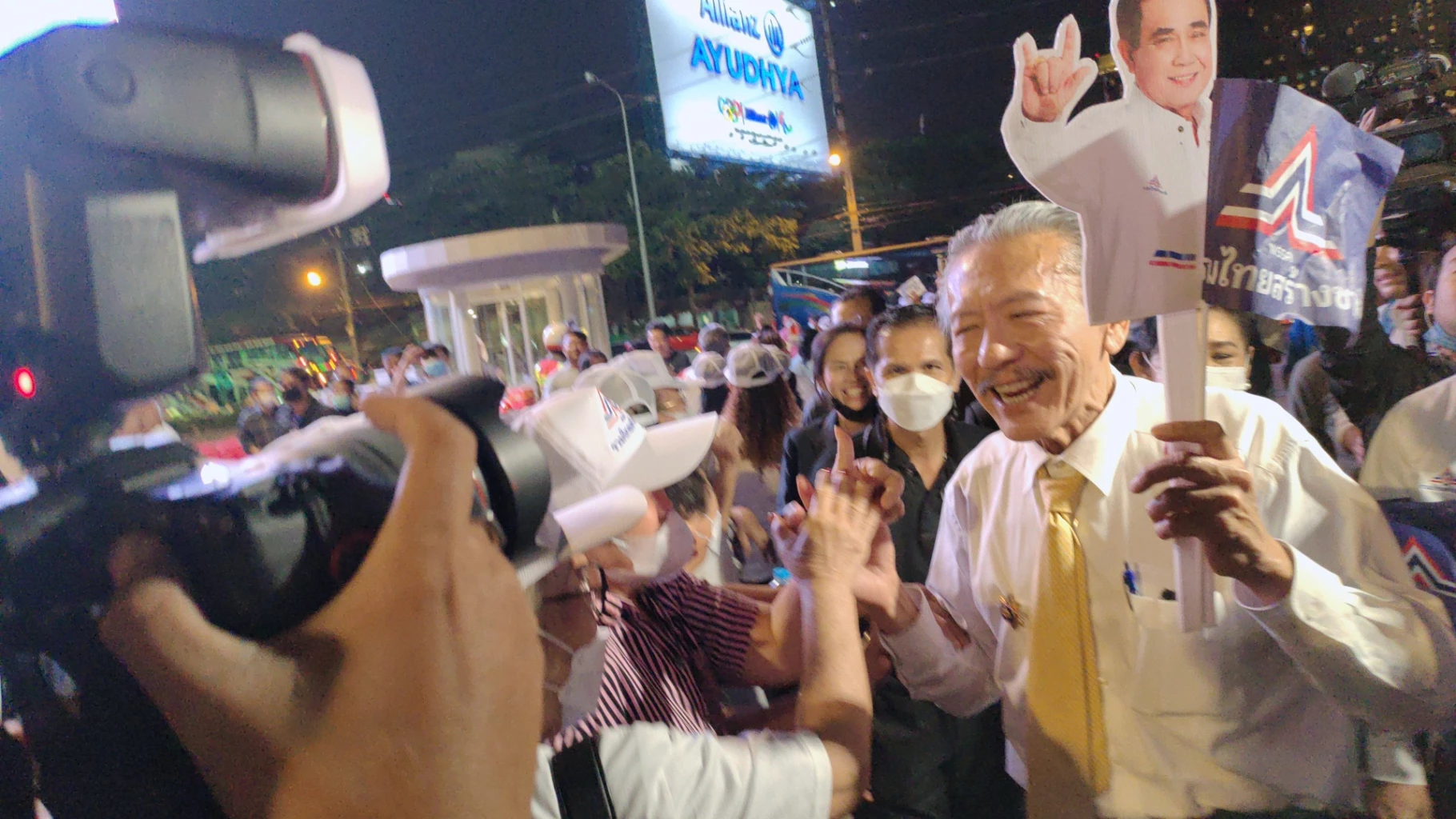 นายชูวิทย์ กมลวิศิษฎ์ ขอเข้าพบนายกรัฐมนตรี