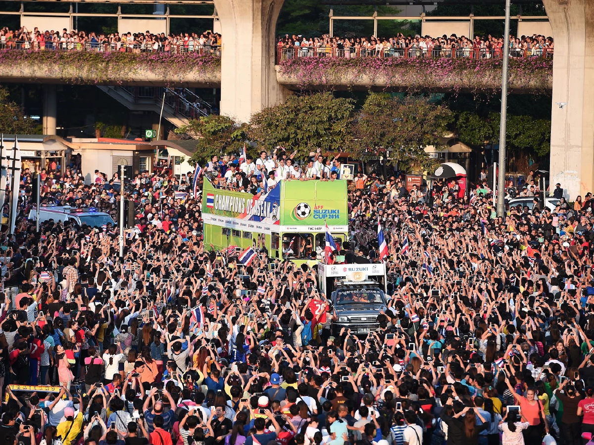 ทีมชาติไทย   ชนะเลิศแชมป์ฟุตบอล เอเอฟเอฟซูซูกิคัพ 2014  มีการจัดขบวนเฉลิมฉลอง จากอนุสาวรีย์ชัยสมรภูมิ  มาสิ้นสุด ที่สนามศุภชลาศัย ,