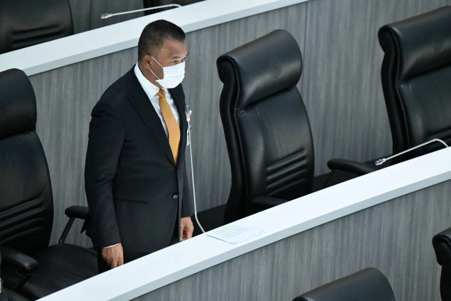 นายอนุพร อรุณรัตน์ เข้าประชุมวุฒิสภา