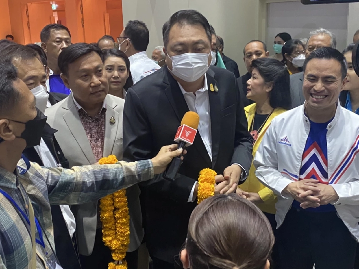 นายสุชาติ ชมกลิ่น