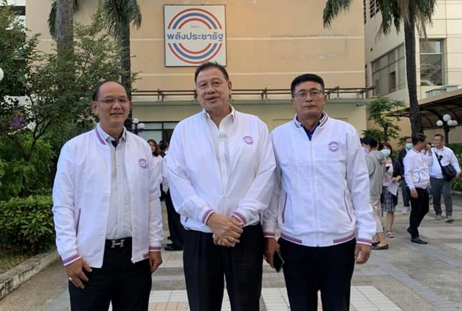 นายประเทศ บุญยงค์(ซ้ายสุด) และ ดร.นพดล สงวนพันธ์ (ขวาสุด)