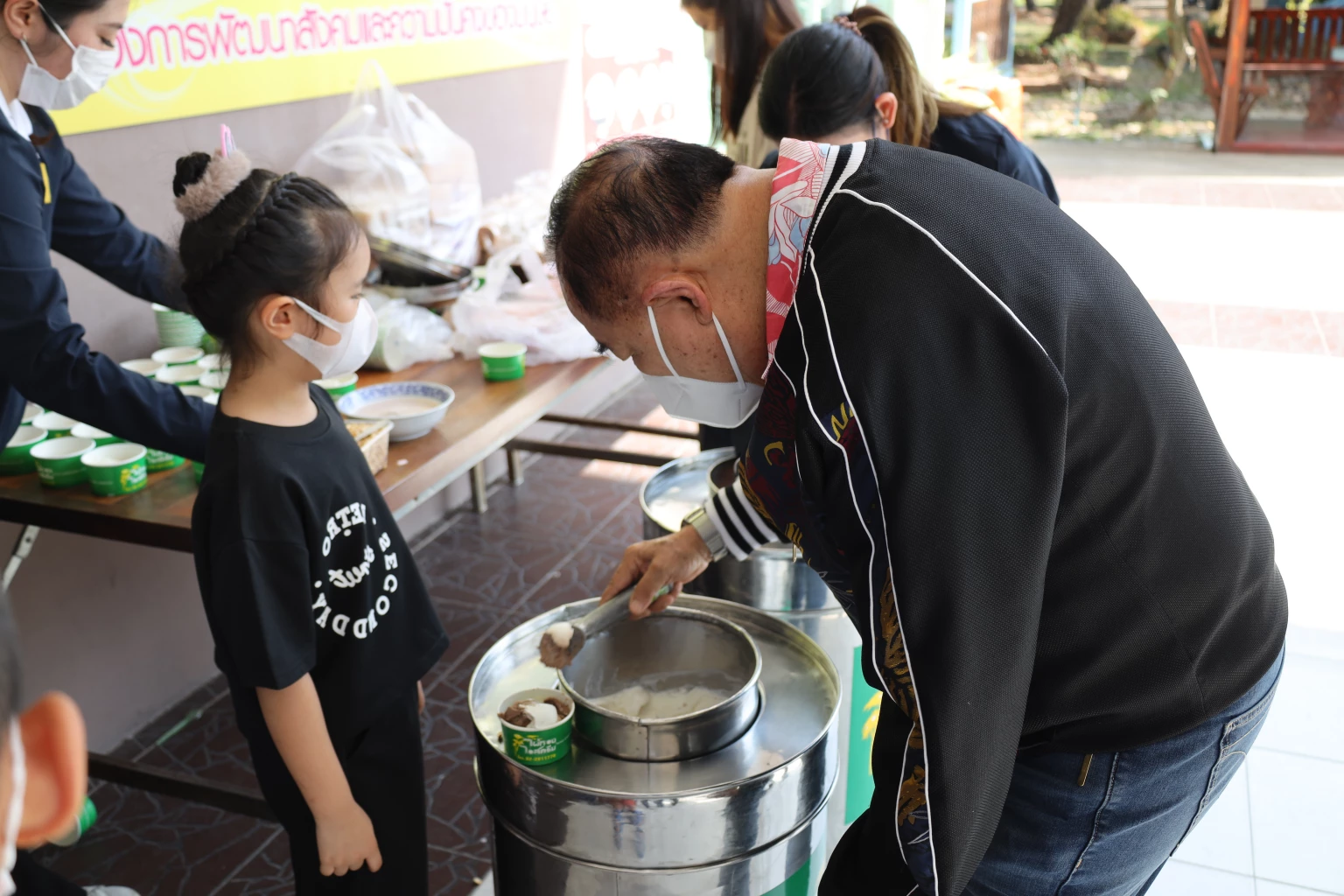 พลเอกประวิตร วงษ์สุวรรณ รองนายกรัฐมนตรี ตักไอศครีมแจกเด็กๆ 