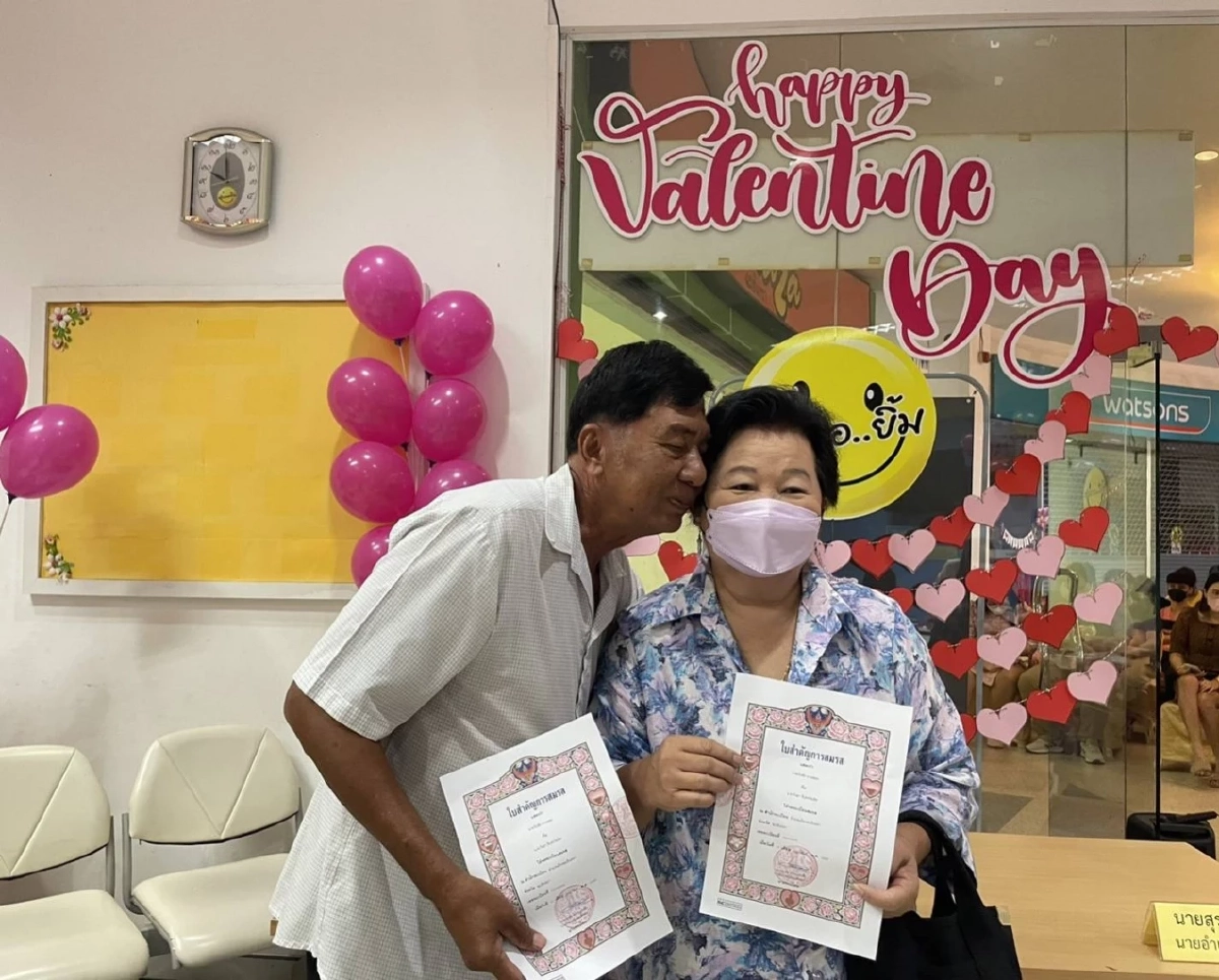คู่รักสูงวัย อยู่กินนาน 50 ปี จูงมือมาจดทะเบียนสมรส