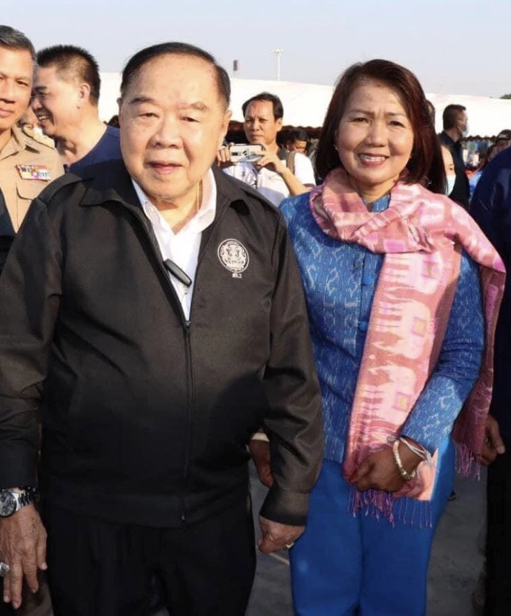 พล.อ.ประวิตร และกัลยกร สุขสานต์ ว่าที่ผู้สมัคร ส.ส.มุกดาหาร 