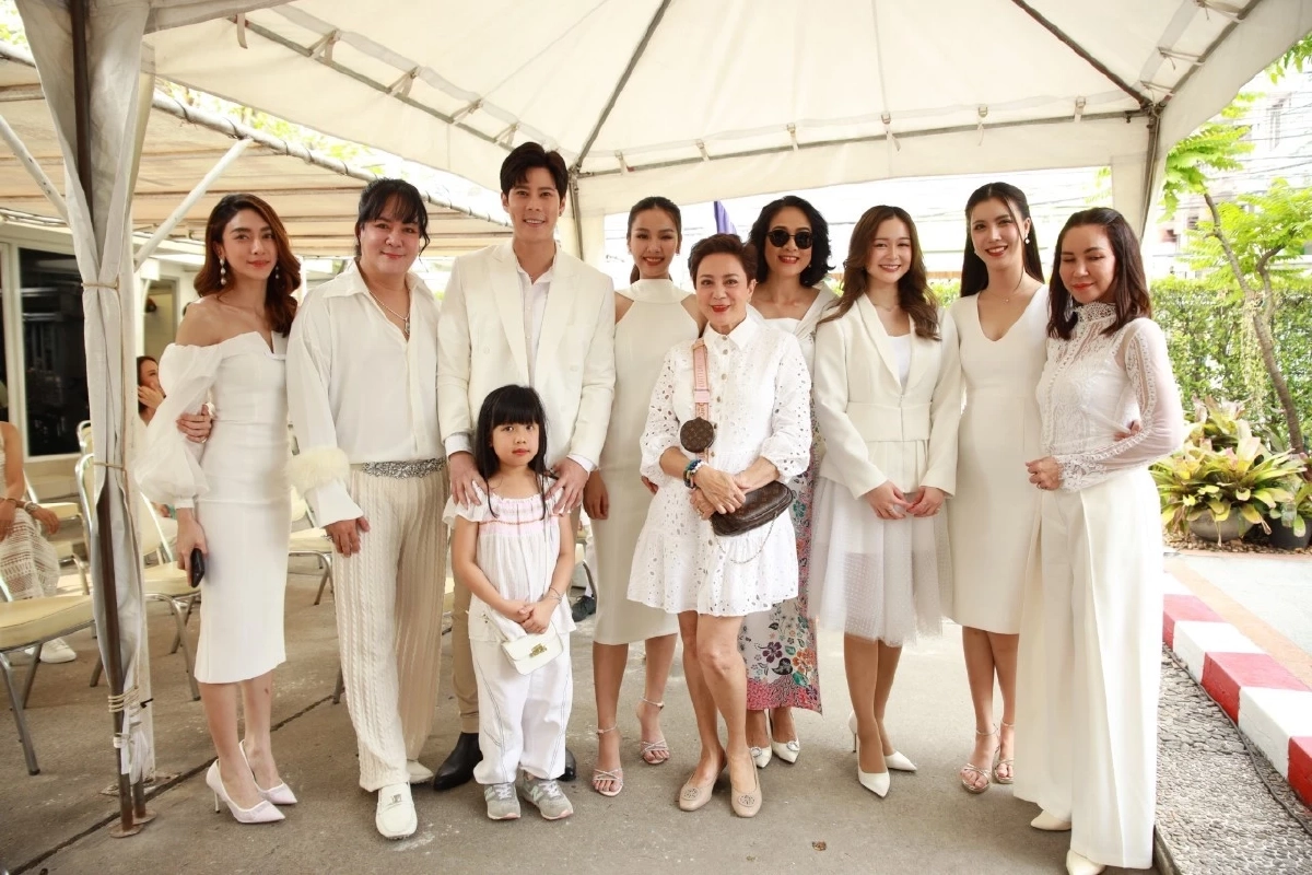 บวงสรวงละคร หงส์ในกรงกา 