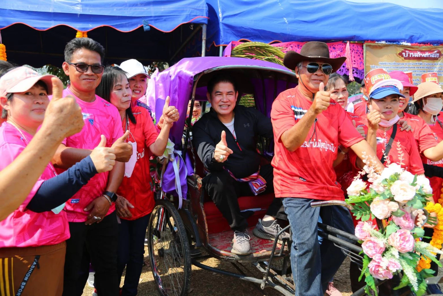 ร.อ.ธรรมนัส พรหมเผ่า ส.ส.พะเยา พรรคพลังประชารัฐ นั่งรถสามล้อถีบโบราณ และถ่ายภาพเป็นที่ระลึกกับเจ้าของรถ ที่แสดงท่าทางปั่นสามล้ออย่างอารมณ์ดี