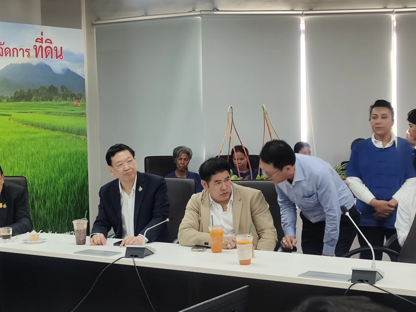 ร้อยเอกธรรมนัส พรหมเผ่า ร่วมประชุมนโยบายที่พรรคพลังประชารัฐ