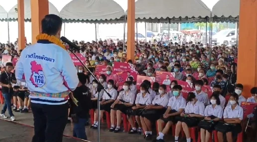 ท็อป วราวุธ ศิปลอาชา ขึ้นเวทีปราศรัยที่จังหวัดสุพรรณบุรี