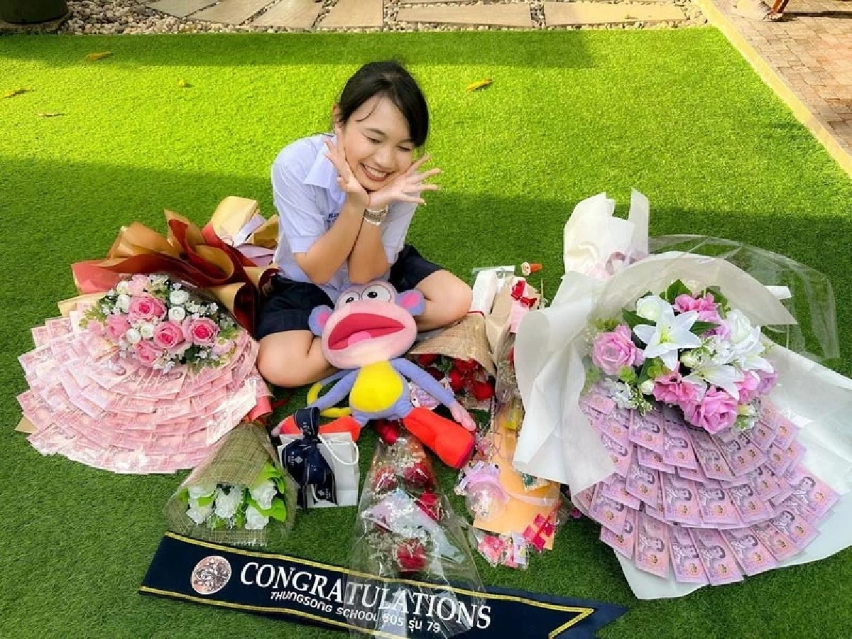 จบ ม.6 แล้ว ‘ลิลลี่ ได้หมดฯ’ ได้ช่อดอกไม้เงินสด รับทรัพย์ใหญ่แบบจุก ๆ