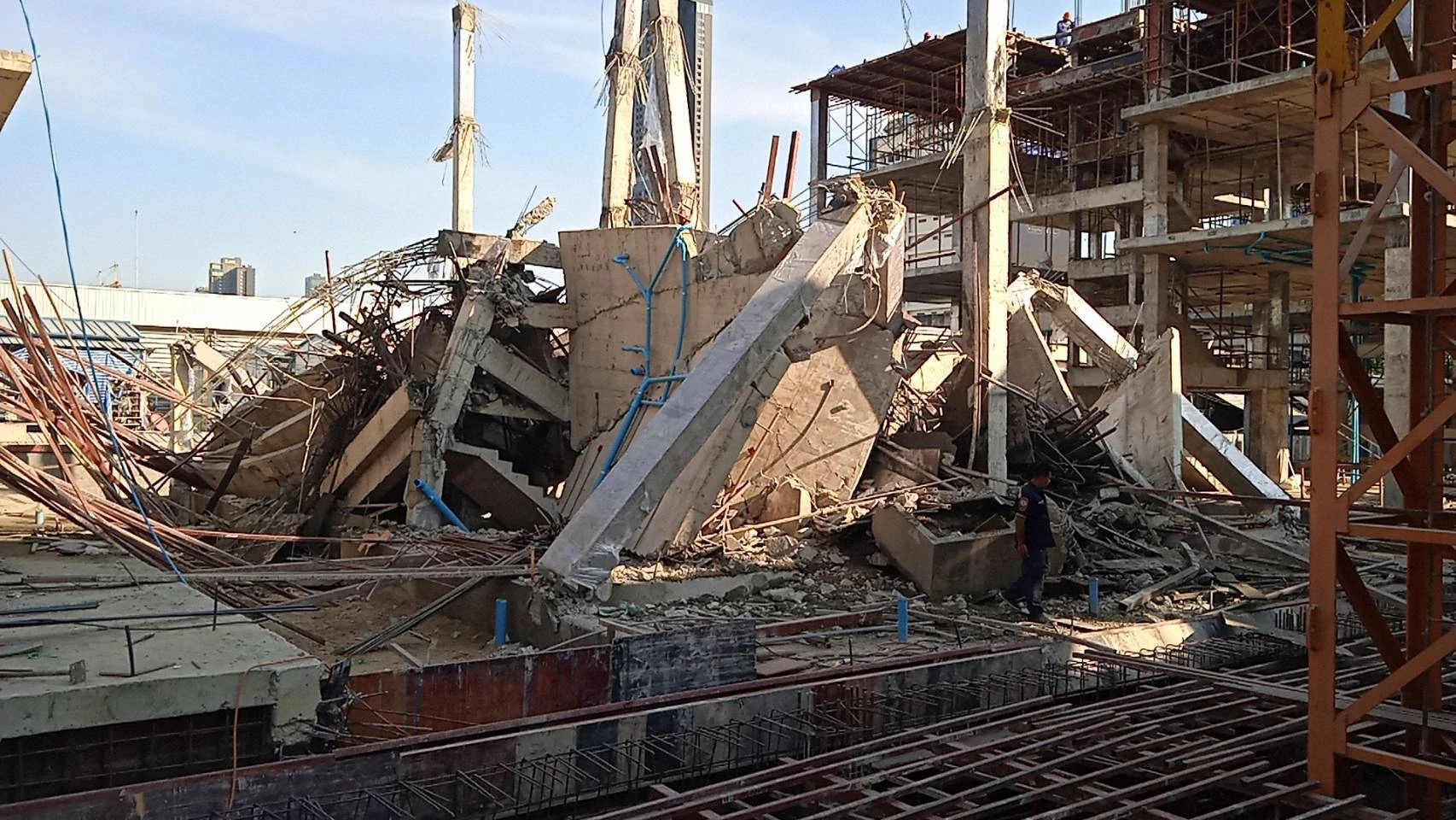 Thrilling 'building collapse' near Show DC Rama 9, 5 injured News