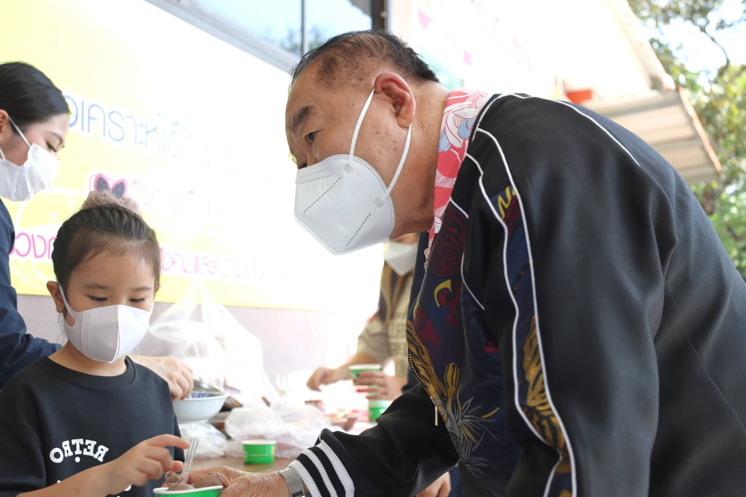 'ประวิตร' ร้องเพลง 'ทรงอย่างแบด' มอบความสุขเด็ก 'บ้านปากเกร็ด'