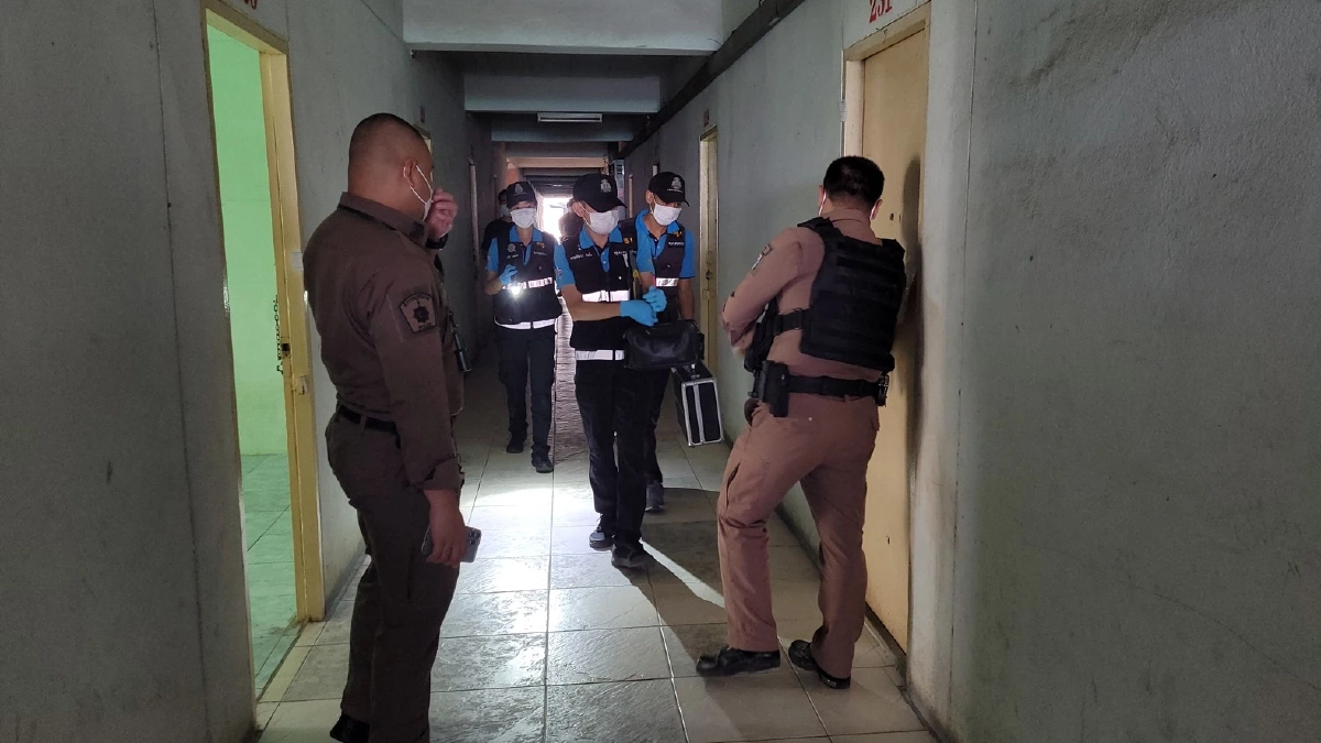 พฐ.เข้าเก็บหลักฐานในห้องพักที่พบเหตุฆาตกรรม