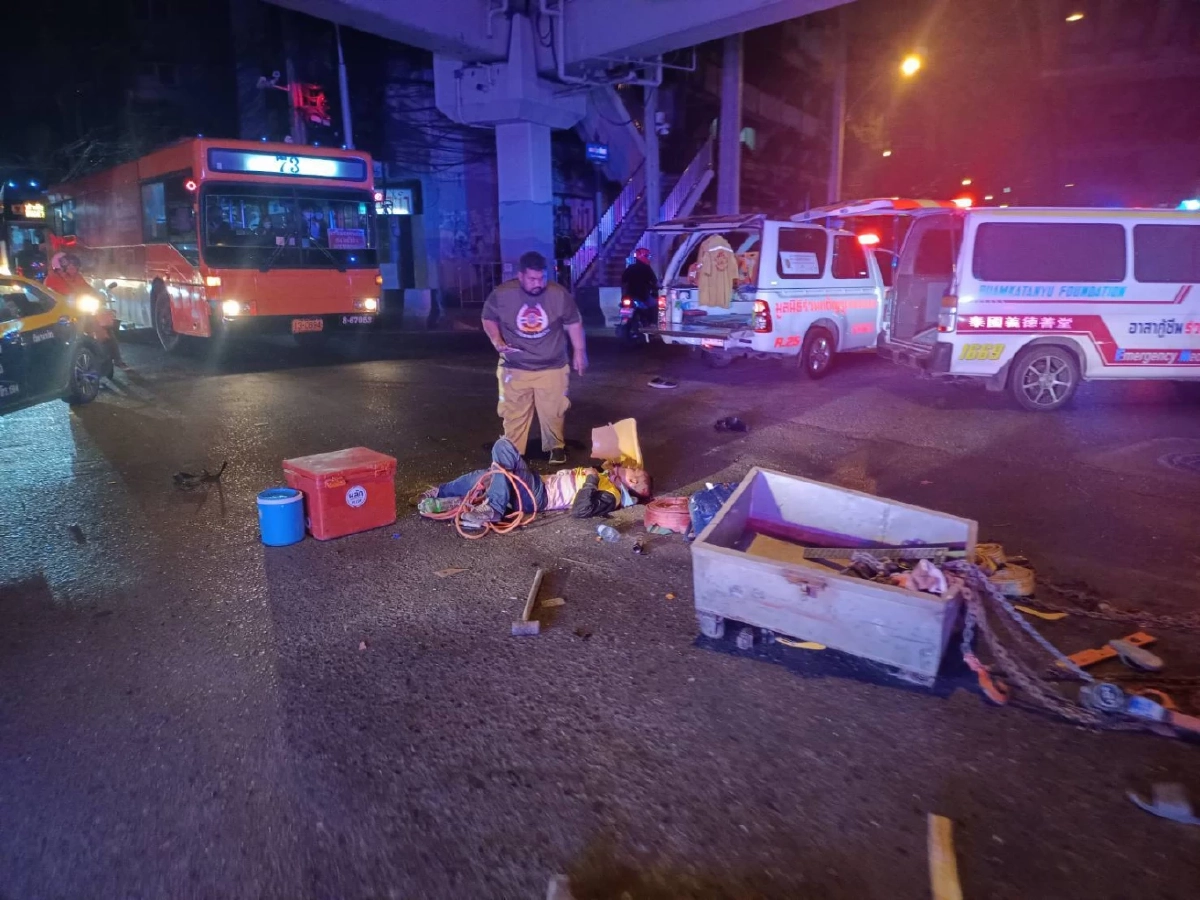 อุบัติเหตุรถเมล์สาย 8 ซิ่งชนกระบะ