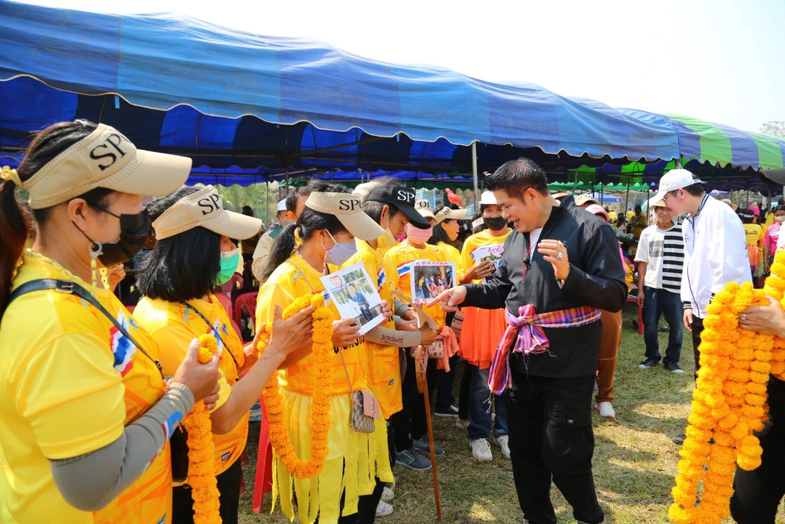 ‘ธรรมนัส’ นั่งสามล้อถีบโบราณชาวบ้าน ชูป้ายเชียร์ ‘เรารักผู้กอง’