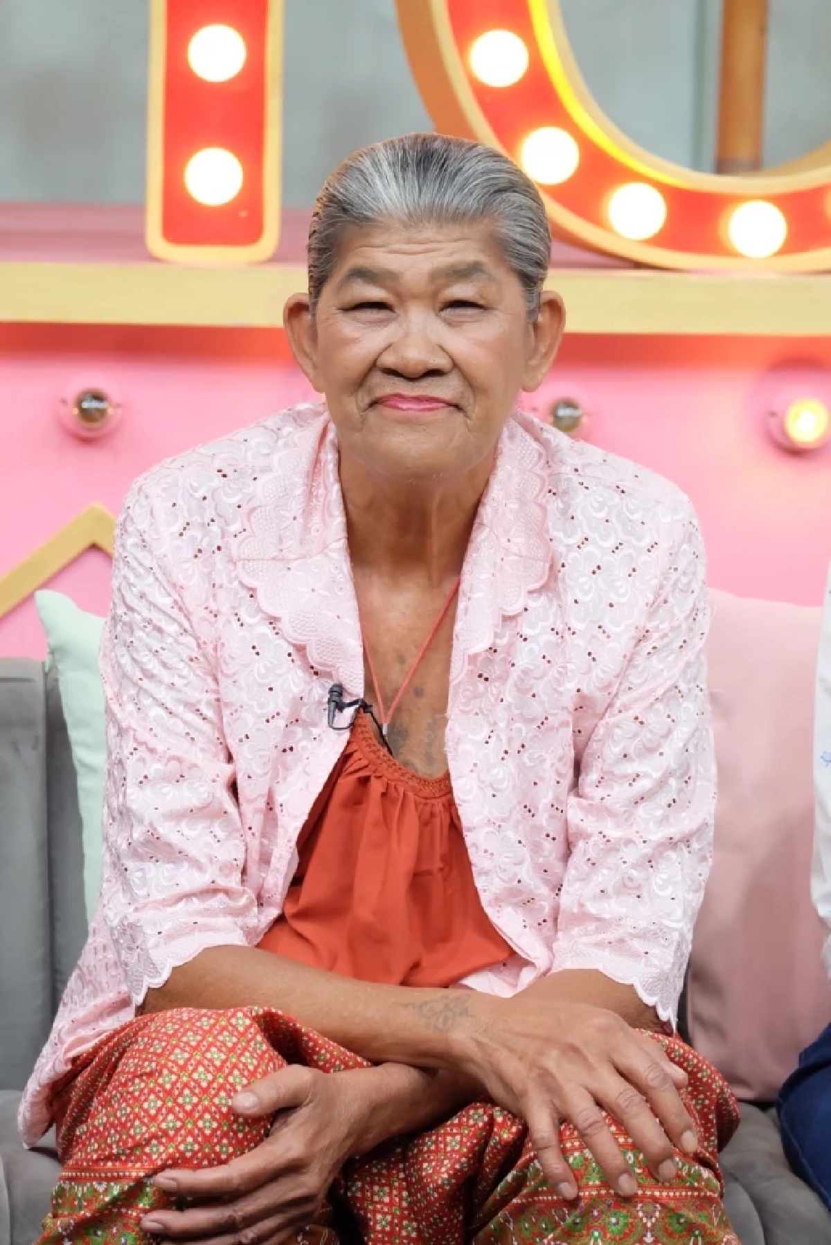 ย้ำยังไม่ตาย ‘ยายชา ระเบิดเถิดเทิง’ พร้อมพาภรรยาอายุห่าง 28 ปี เปิดตัว