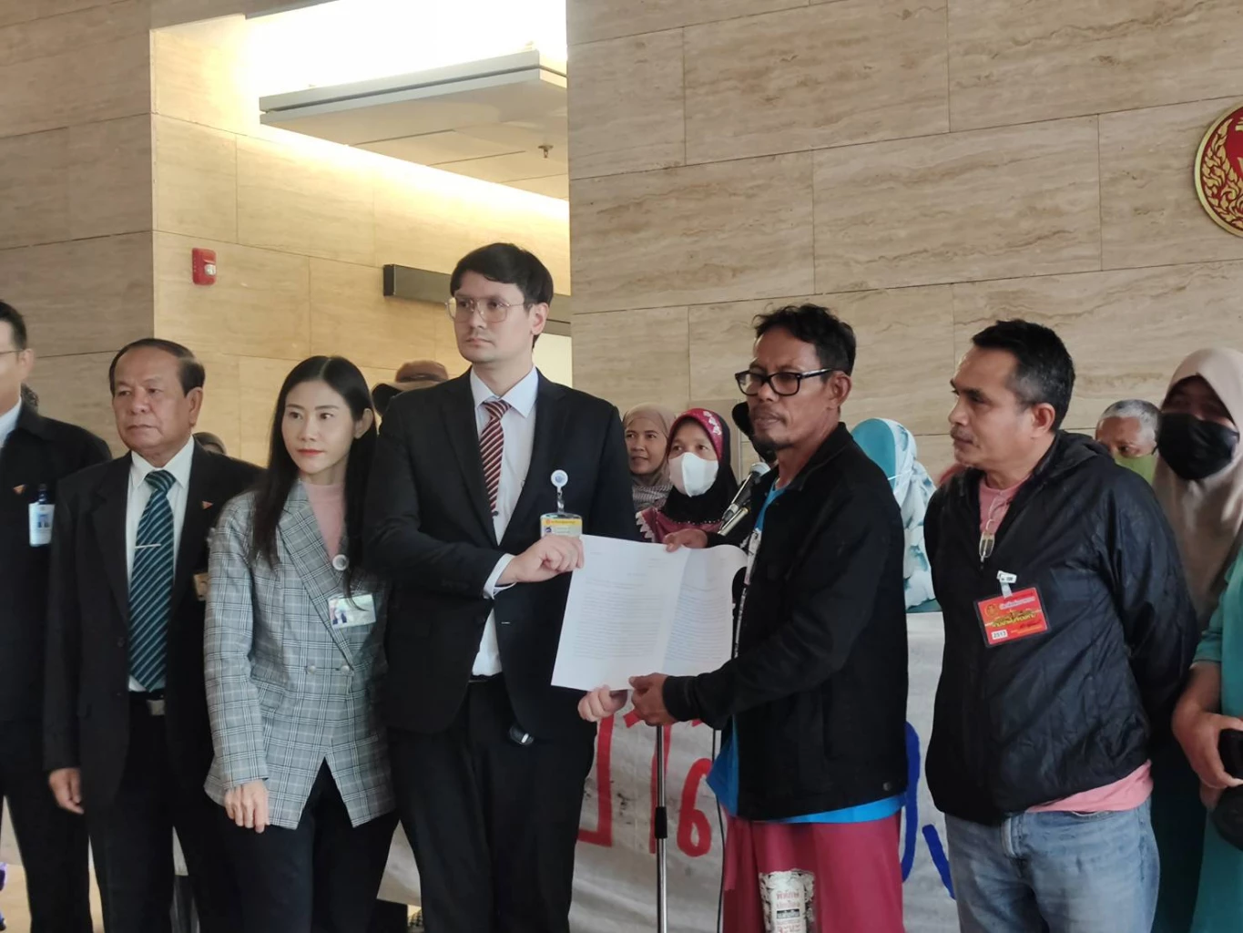 นายรังสิมันต์ โรม รับหนังสือจากชาวบ้านอ.จะนะ