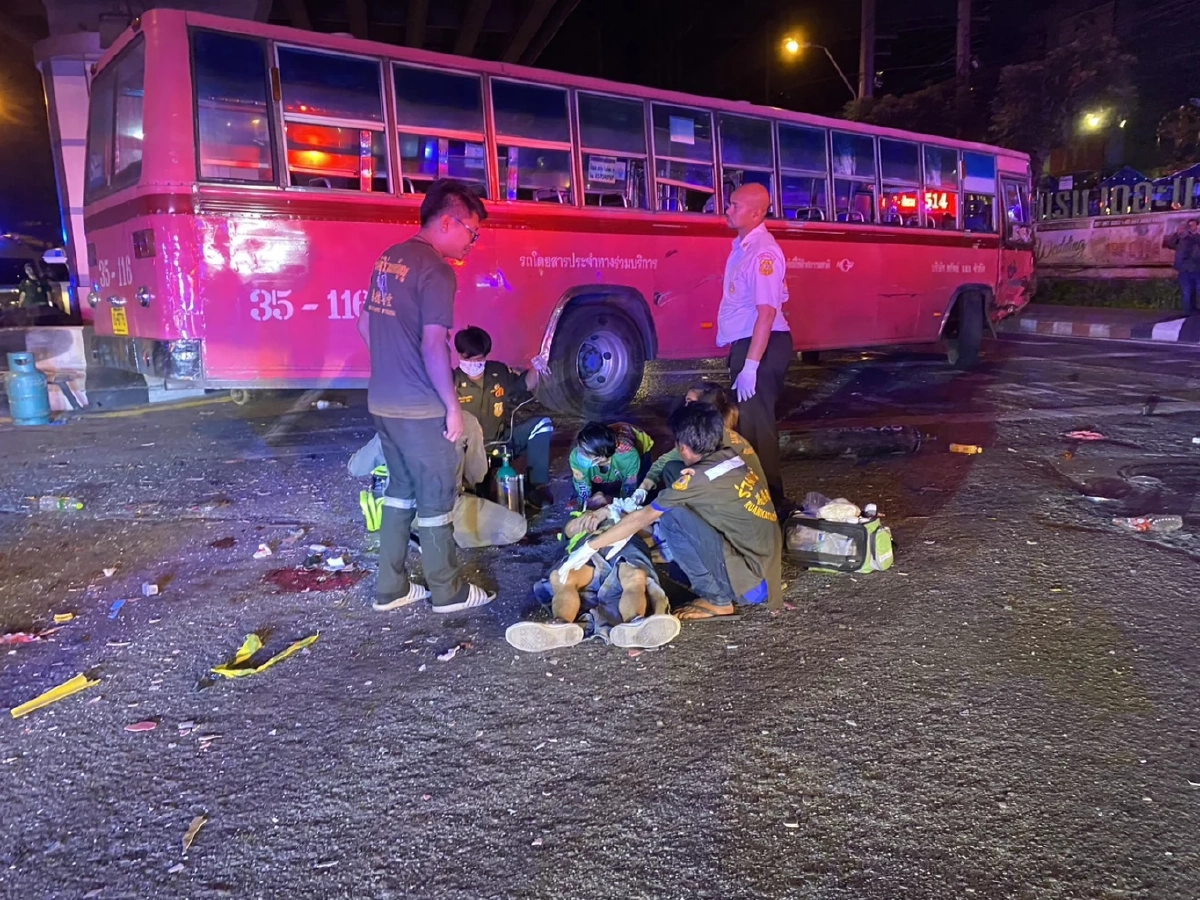 อุบัติเหตุ รถเมล์สาย 8 ซิ่งชนกระบะ