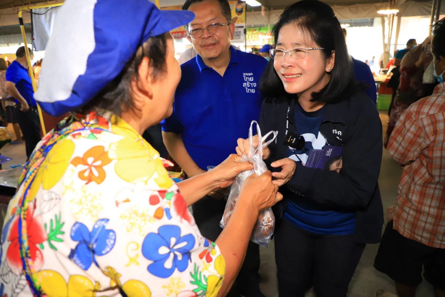 คุณหญิงสุดารัตน์ พบปะประชาชนตลาดวัดพุฒและตลาดท่าทราย จ.นนทบุรี