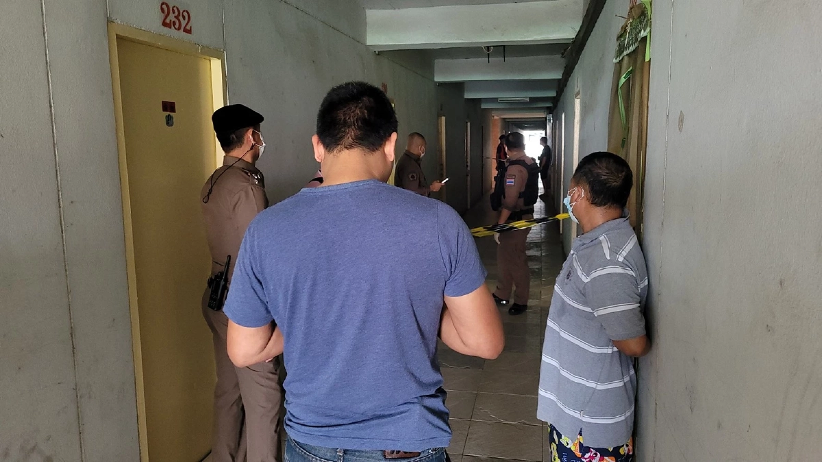 ตร.เข้าตรวจสอบหลังรับแจ้งพบผู้เสียชีวิตถูกฆาตกรรมในห้องพัก