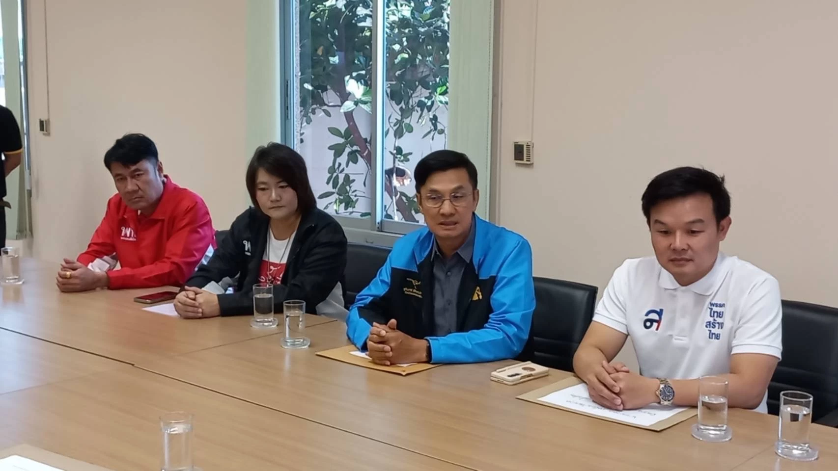 รองศาสตราจารย์ ดร.จักษ์ พันธ์ชูเพชร (คนกลาง)