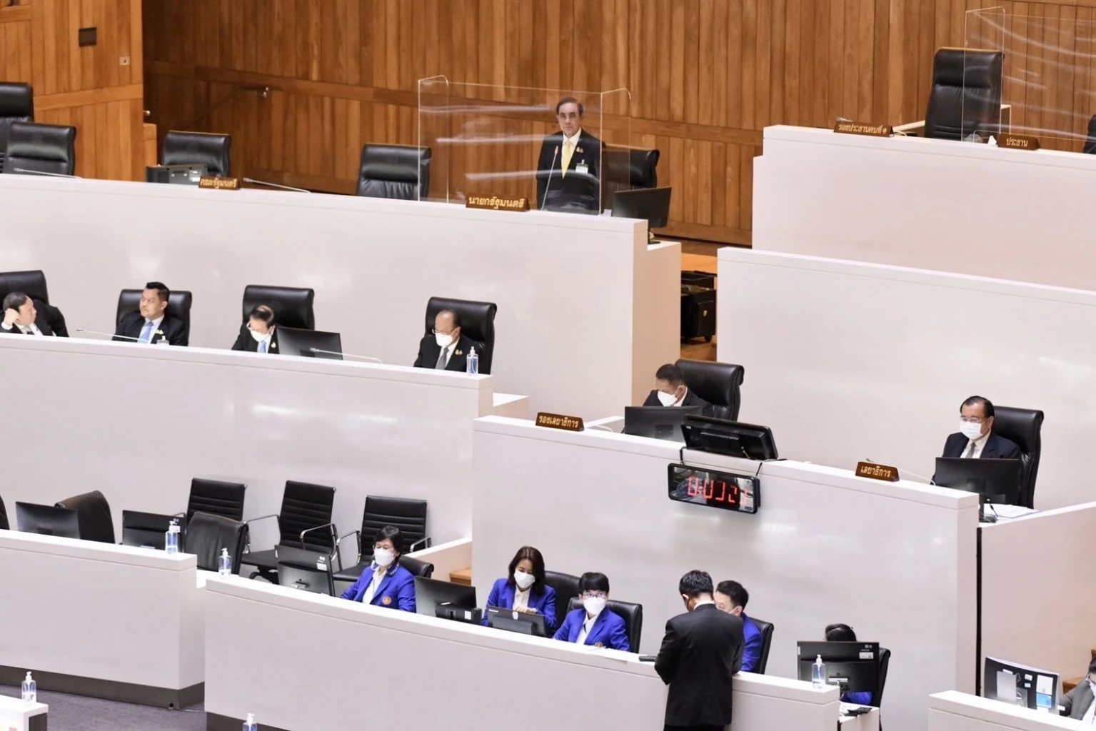 พล.อ.ประยุทธ์ จันทร์โอชา นายกรัฐมนตรี ลุกชี้แจงในที่ประชุม