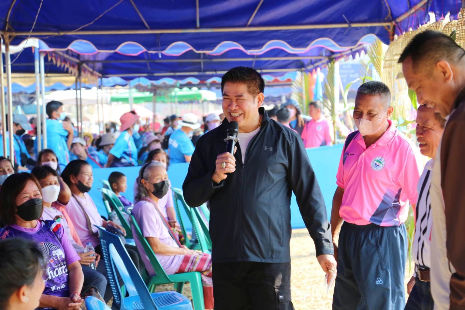 ‘ธรรมนัส’ นั่งสามล้อถีบโบราณชาวบ้าน ชูป้ายเชียร์ ‘เรารักผู้กอง’