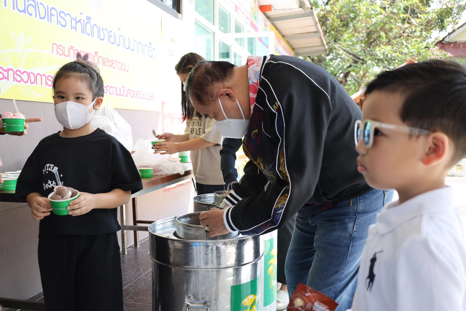 'ประวิตร' ร้องเพลง 'ทรงอย่างแบด' มอบความสุขเด็ก 'บ้านปากเกร็ด'