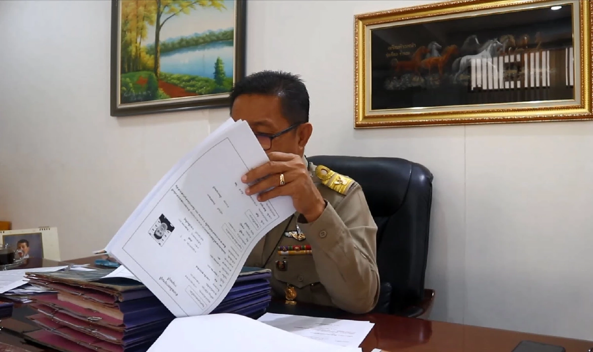 นายอำเภอเมืองกาญจน์ ตรวจสอบกรณีบัตรประชาชน 7 ใบ