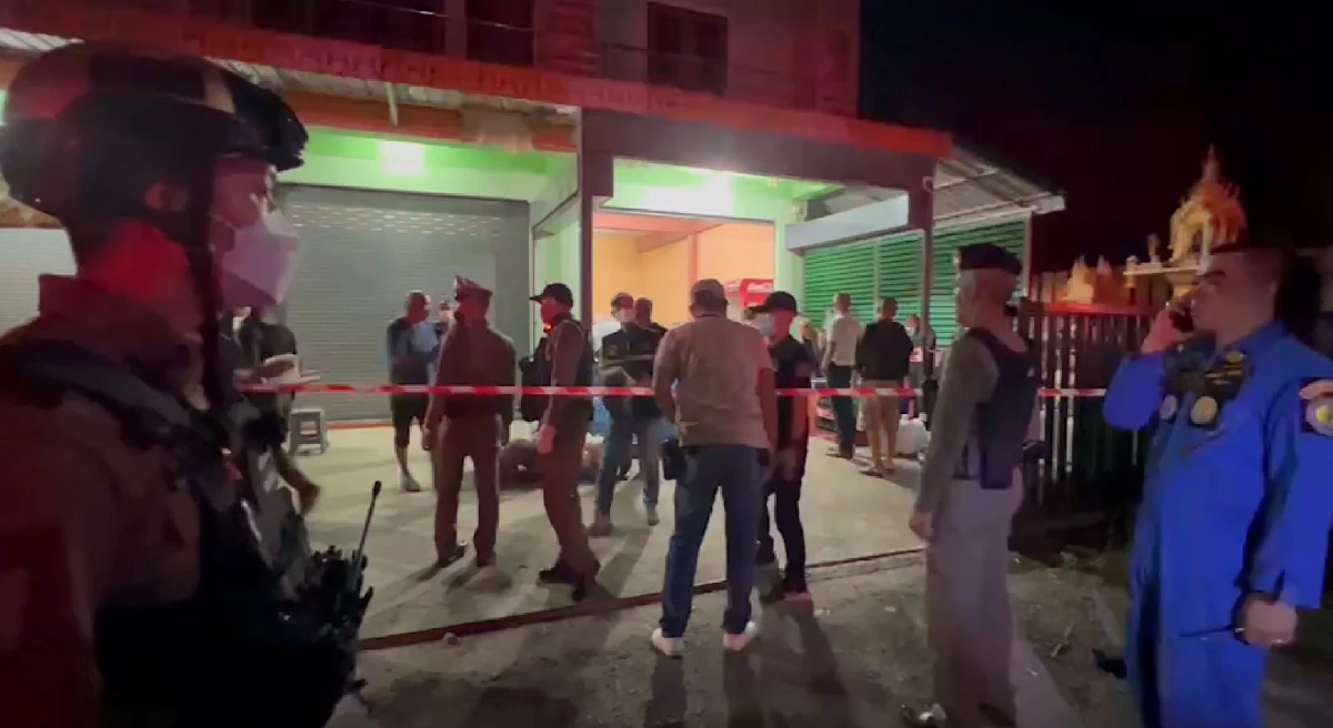 ตำรวจเข้าตรวจสอบที่เกิดเหตุคนร้ายบุกยิงเจ้าของร้านโชห่วยดับ