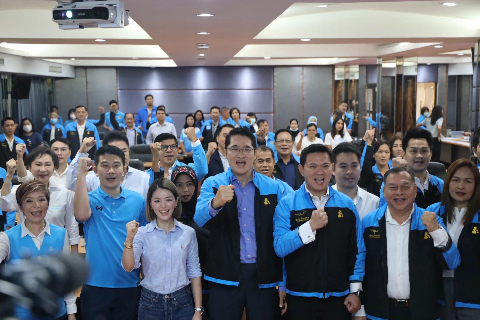 ปชป. เตรียมพร้อมนำรถไฟฟ้า EV นำผู้สมัครสส. กทม. เดินทางไปสมัครสส.ที่ศูนย์เยาวชนกรุงเทพมหานคร (ไทย-ญี่ปุ่น) 