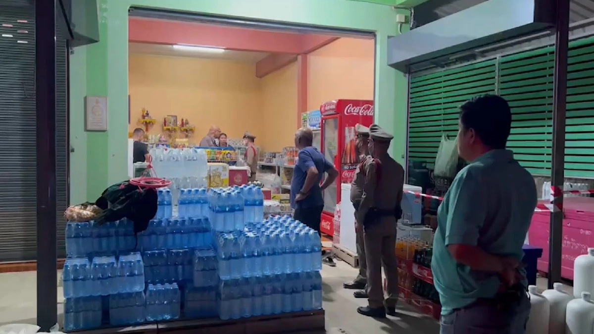 ตำรวจเข้าตรวจสอบที่เกิดเหตุคนร้ายบุกยิงเจ้าของร้านโชห่วยดับ