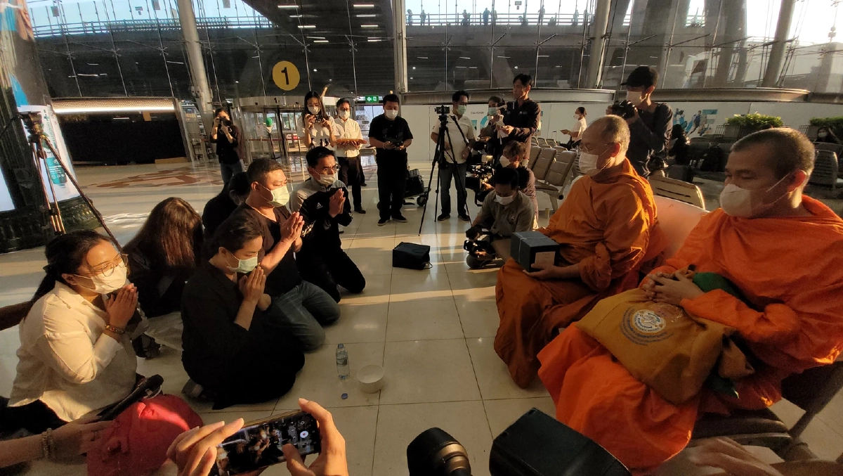 รับอัฐิน้องดอม